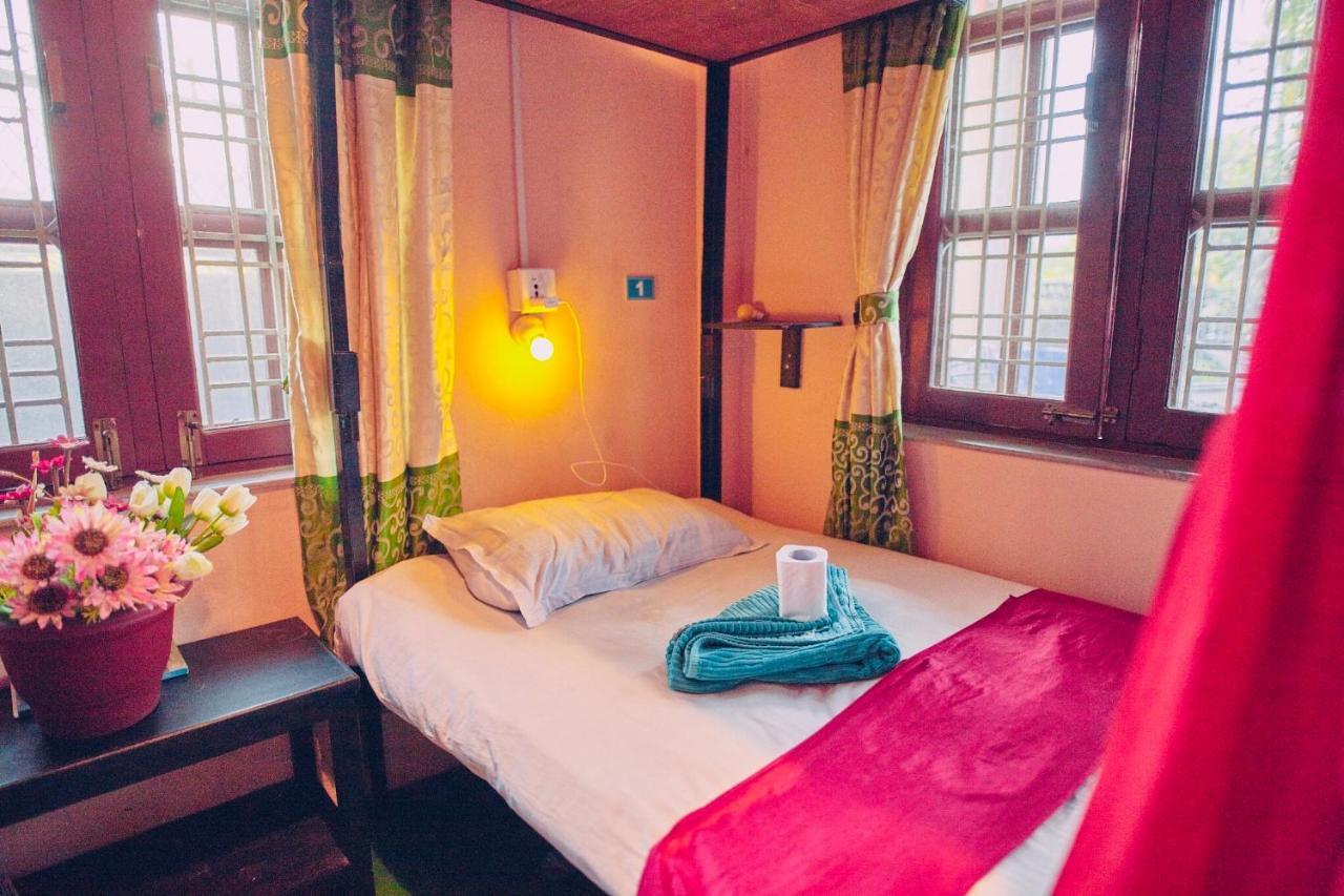 Aroma Tourist Hostel Pokhara Ngoại thất bức ảnh